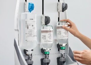 2本の造影剤ボトルと生食バッグを装着可能